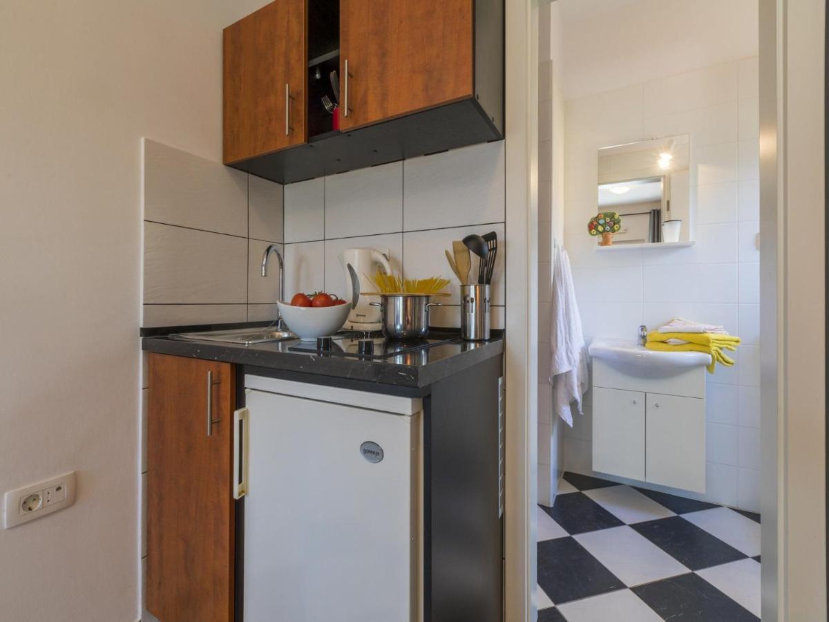 Apartments Rabbit Цриквеница Экстерьер фото